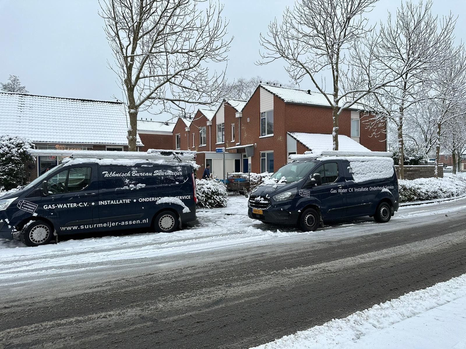 Twee servicebussen van Technisch Bureau Suurmeijer in de winter